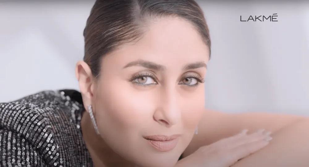 Lakme Skin Dew Serum Foundation Kareena